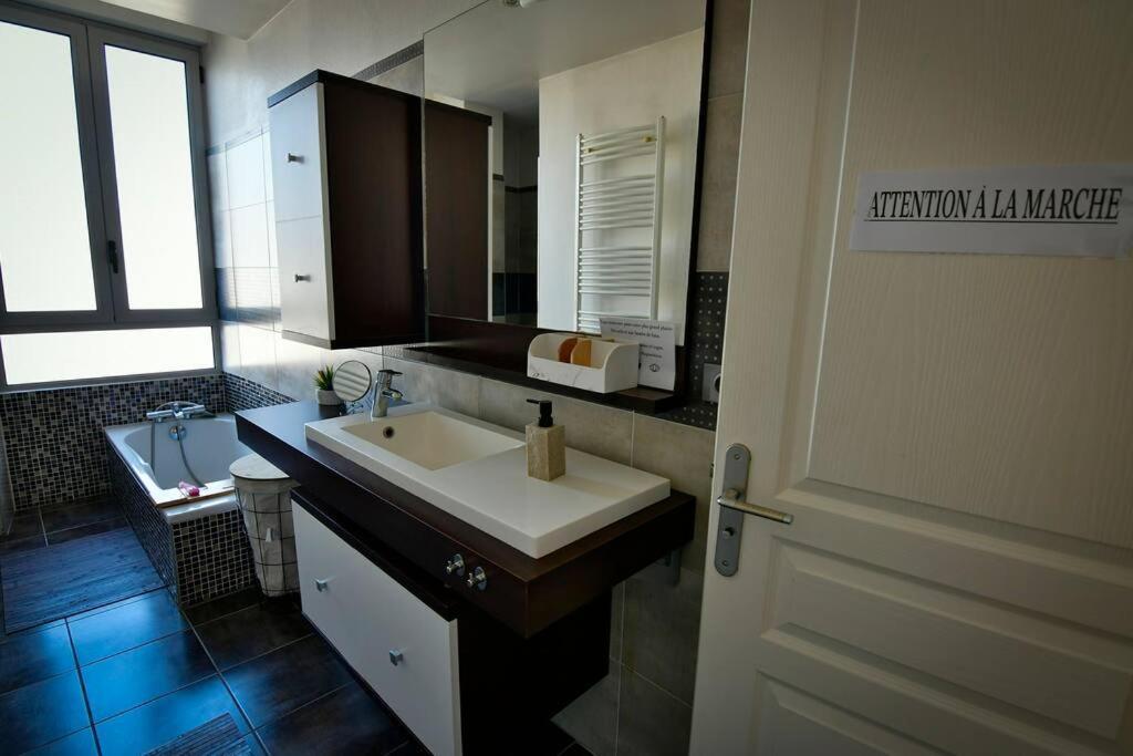 Grand Appartement De Haut Standing En Centre-Ville Монлюсон Экстерьер фото